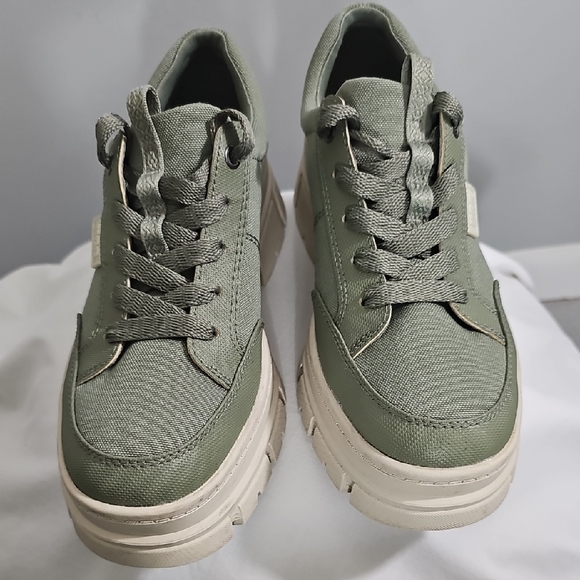 UGG Shoes - UGG Ashton Hybrid Green Canvas Sneakers Size 7